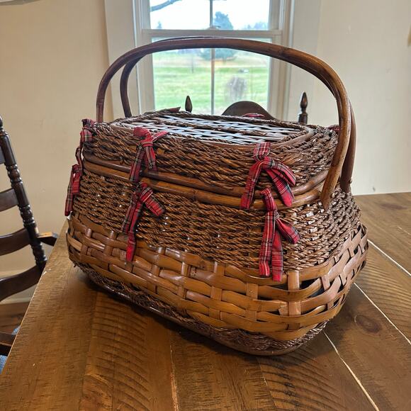 DELUXE PICNIC TIME BASKET 21\